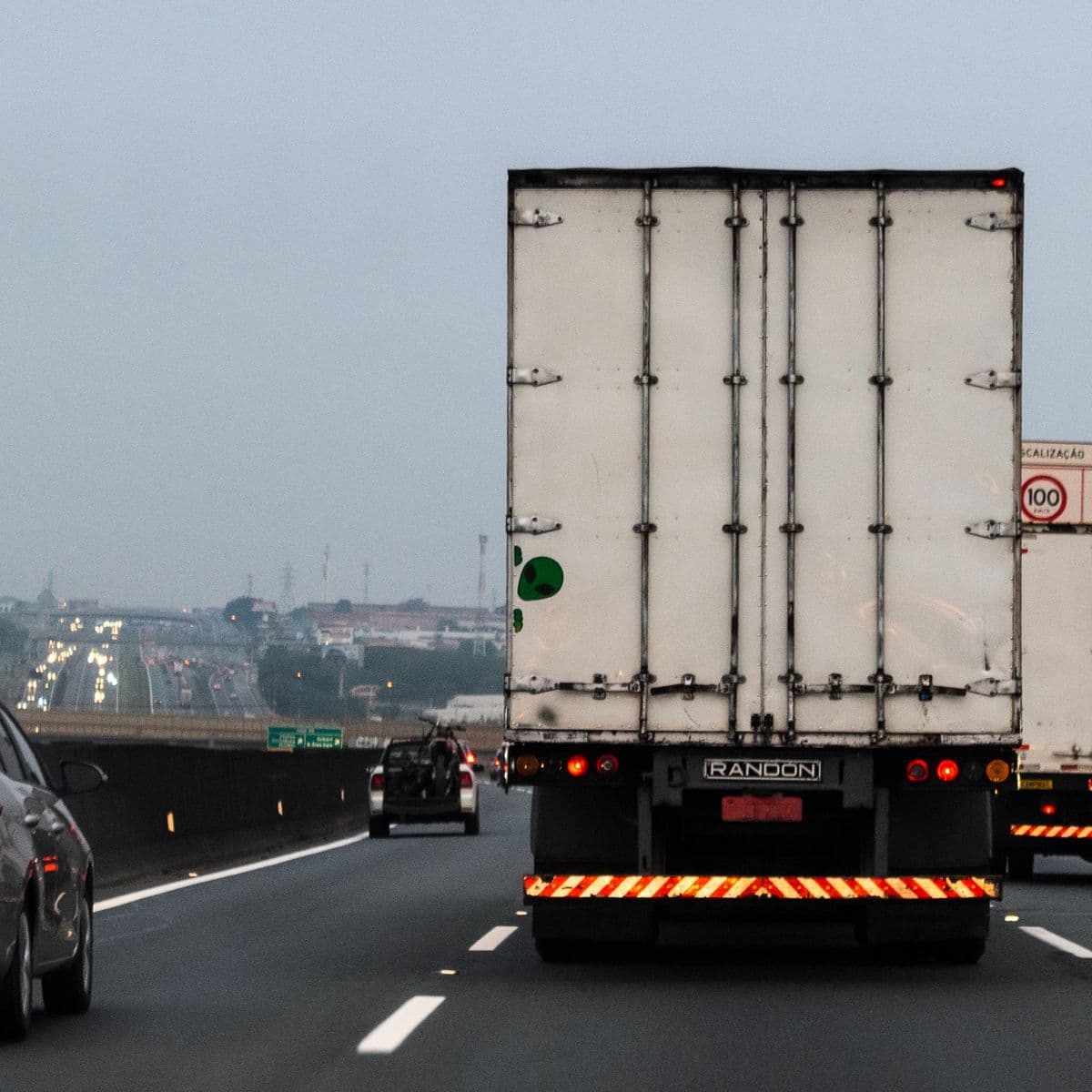 Carreta de carga numa rodovia brasileira ao entardecer
